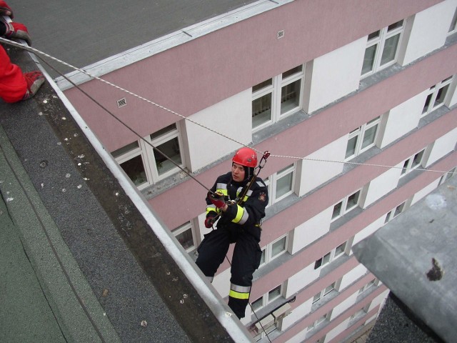 Na codzień gaszą płonące śmietniki. Czasami jednak muszą zamienić się w supermenów i ratować życie uwięzionych na wysokości ludzi