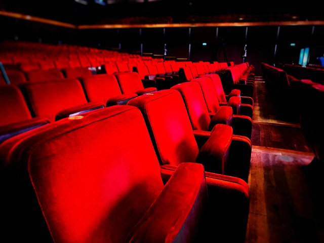 Polacy chętnie chodzą w wolnym czasie do teatru, ale sektor kultury i sztuki wciąż tonie w długach