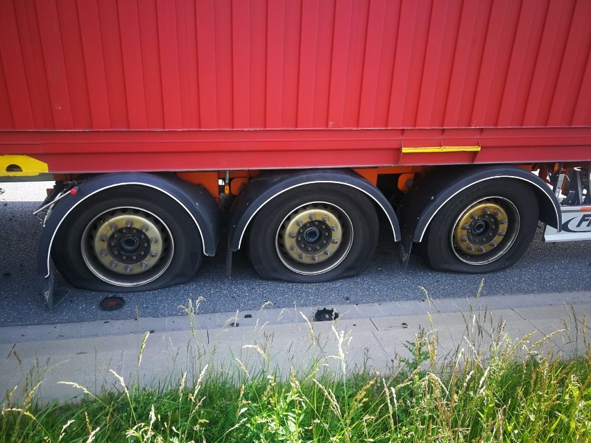 Wrocław: W ciężarówce pękło sześć opon, kierowca został...