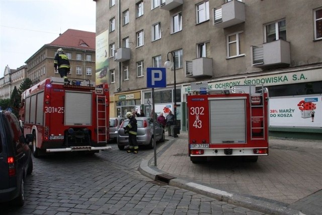 Po godz. 9.30 przed siedzibę banku zajechały dwa samochody straży pożarnej.
