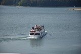 Jezioro Solińskie. Policyjny stermotorzysta wyciągnął z wody trzech mężczyzn oraz pomógł rannemu 
