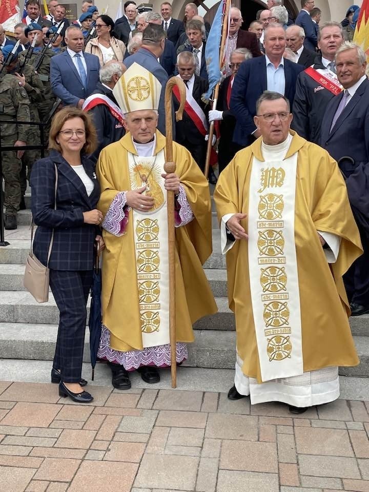 Na zdjęciu od lewej poseł Agata Wojtyszek, biskup Stanisław...