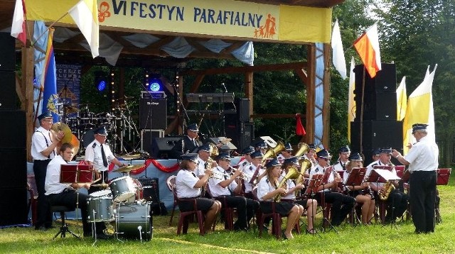 Podczas pikniku parafialnego w Skarżysku Kościelnym wystąpiła młodzieżowa orkiestra z Bodzentyna.