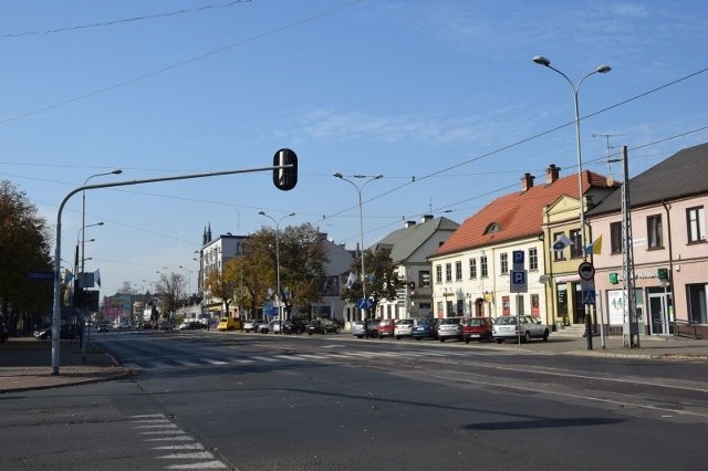 Gotówka oraz aparat fotograficzny padły łupem zuchwałego złodzieja, który dokonał kradzieży w biały dzień w centrum Pabianic i w dodatku w obecności właściciela. „Robotę” rabusia zarejestrowała kamera monitoringu miejskiego, ale mimo, że od kradzieży minął już tydzień, sprawcy nie zatrzymano. Czytaj więcej na następnej stronie