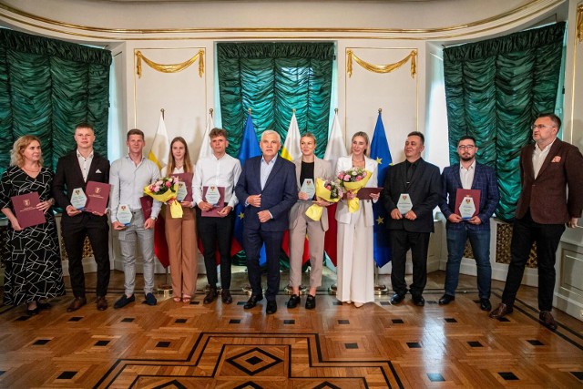 Sportowcy i trenerzy otrzymali listy gratulacyjne i nagrody od prezydenta Białegostoku Tadeusza Truskolaskiego