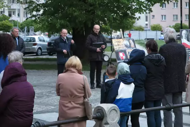 W Głubczycach kolejny raz w ramach inicjatywy obywatelskiej przypominano o ofiarach zbrodni katyńskiej i katastrofy smoleńskiej.