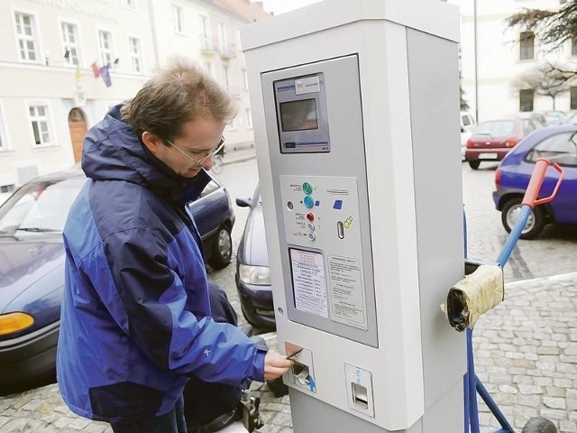 Ekipa "GL&#8221; obserwowała niedawno montaż nowych parkometrów na pl. Ratuszowym. Stoją tutaj dwa.