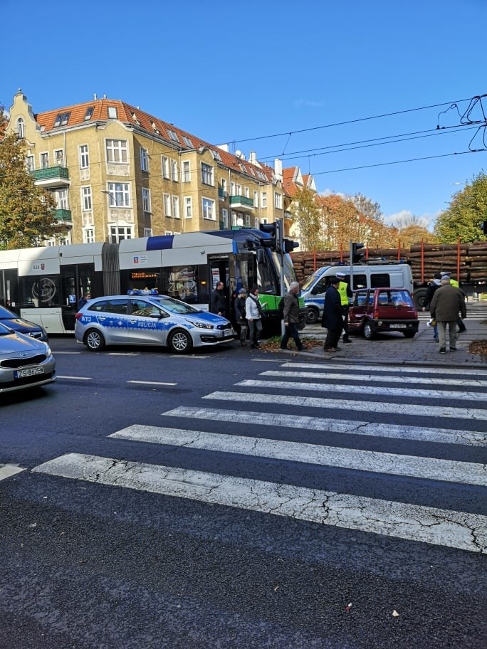 Wypadek na Krzywoustego w Szczecinie. Samochód wjechał w tramwaj