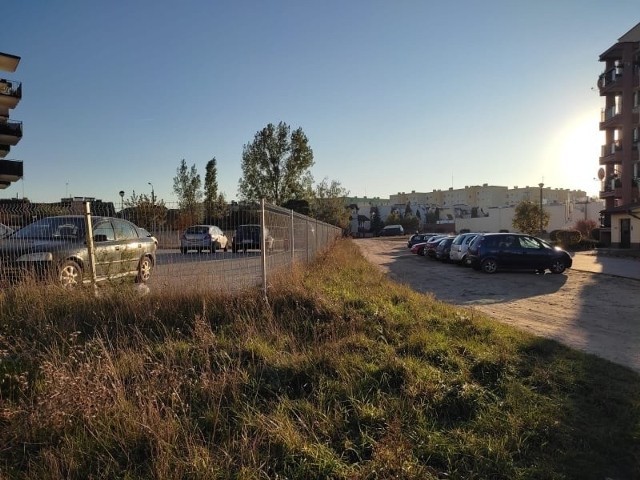 Dla mieszkańców okolicznych bloków tereny BTBS były miejscem pozostawiania aut - przy ciągłym fordońskim deficycie parkingów
