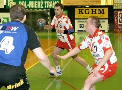 Sebastian Różański (w środku) i Marek Świtała rzucili w sumie Stali Mielec 11 bramek, a Chrobry wygrał cały mecz 35:31