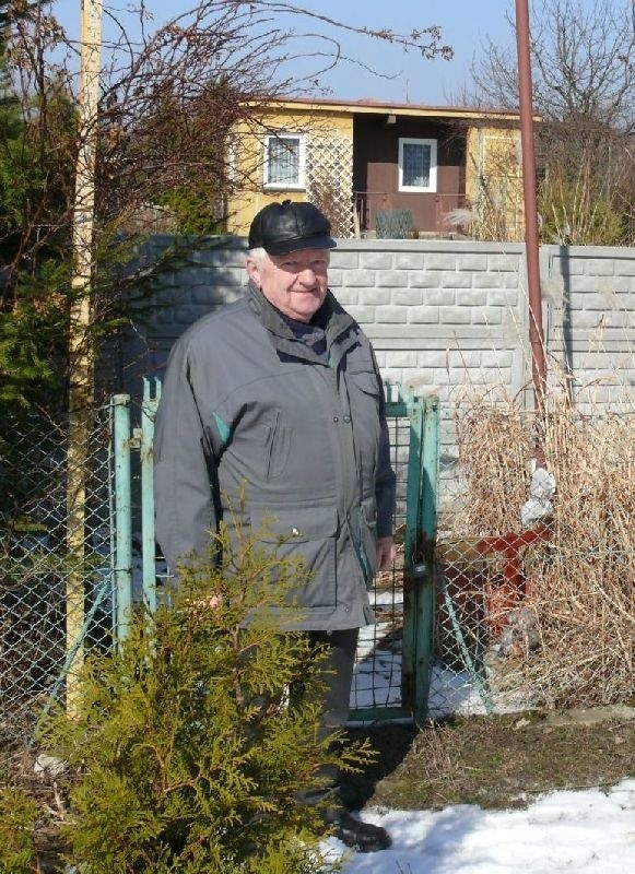 Płot z siatki okalał działkę Małgorzaty Nieznalskiej. Teraz jest na terenie posiadłości zarządu ogrodu.