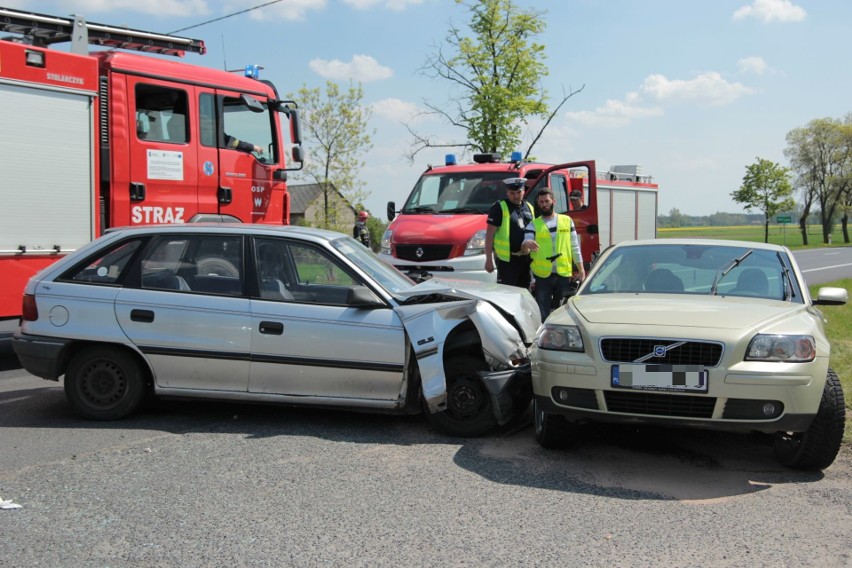Wypadek dwóch samochodów w Miłosnej pod Krośniewicami