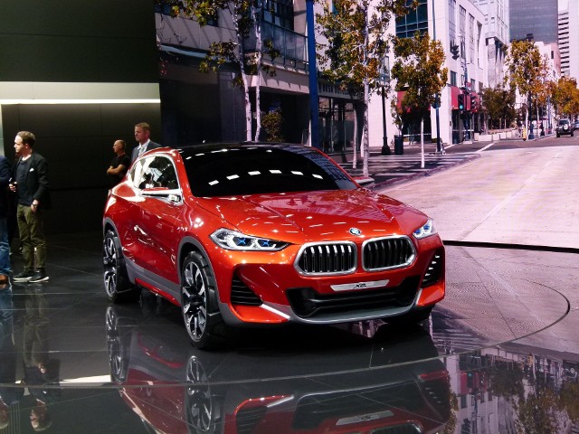 BMW X2 BMW nie zdradza danych technicznych. Przypuszczać jednak można, że nowość pod tym względem będzie miała wiele wspólnego z modelem X1. Pod maskę mogą zatem trafić trzy- i czterocylindrowe silniki, a standardem będzie napęd na przód.Fot. Ryszard M. Perczak