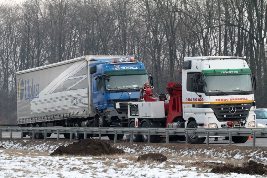 Wypadek tira wiozącego okna na autostradzie A4