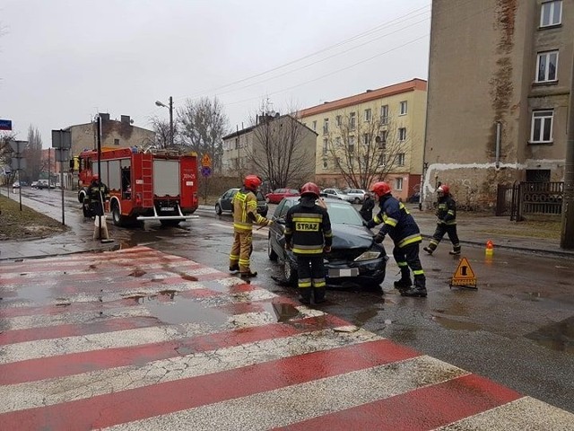 Dwa samochody osobowe zderzyły się u zbiegu ul. Organizacji WiN i ul. Franciszkańskiej.