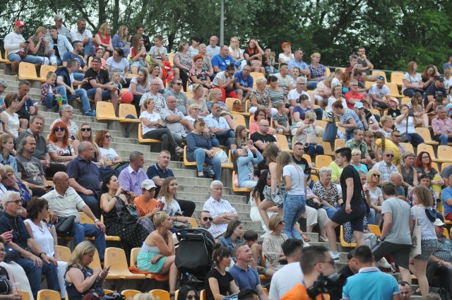 Santander Orchestra, koncert Viva Santana z Leszkiem Cichońskim i Jose Toresem z zespołem oraz koncert Filipa Lato - to tylko niektóre wydarzenia, które miały miejsce w niedzielę, 9 czerwca, w Kostrzynie nad Odrą. Był to drugi, ostatni dzień święta miasta. W niecielne popołudnie zgromadziło się w amfiteatrze nieco mniej mieszkańców niż w sobotę, gdy gwiazdą wieczoru była Anna Wyszkoni, ale i tak w imprezie wzięły udział prawdziwe tłumy. Koncerty rozpoczęły się o 17.00. Wcześniej kostrzynianie podziwiali załogi, które na pobliskim stawie wzięły udział w "spływie na byle czym". Bardzo ciekawy koncert dała Santander Orchestra pod batutą Adama Sztaby. - Nieczęsto w naszym mieście mamy okazję gościć taką orkiestrę. Przyszłam tu z dziećmi, żeby zobaczyły jak na żywo powstaje taka muzyka - mówiła nam jedna z mieszkanek. Bardzo energetyczny koncert, poświęcony Carlosowi Santanie, zagrali Leszek Cichoński i Jose Tores z zespołem. Drugi dzień święta miasta zakończył się koncertem Filipa Lato. Zobacz też wideo: PolAndRock Festiwal 2019 (Woodstock) w Kostrzynie nad OdrąCzytaj więcej o Kostrzynie nad Odrą:  Kostrzyn nad Odrą - informacje, wydarzenia, artykuły