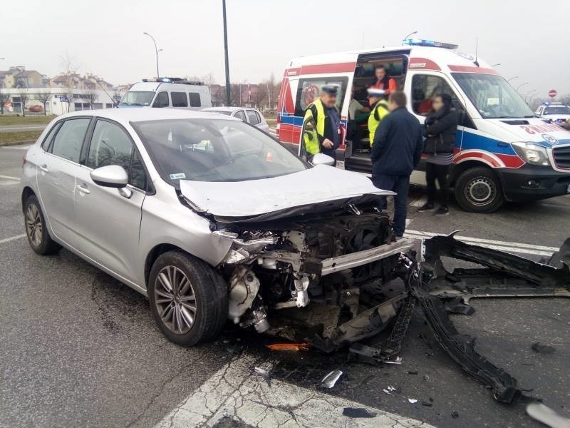 Nowy Sącz wypadek. Zderzenie samochodu dostawczego z osobowym na ul. Piłsudskiego [ZDJĘCIA]