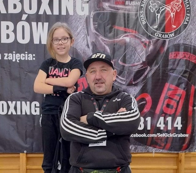 9-letnia Wiktoria Szuba i jej tata, trener UKS Boxing Łódź na podium w Grabowie