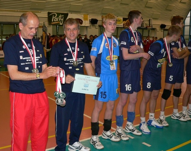 Podopieczni Andrzeja Sitkowskiego (drugi z lewej) wywalczyli srebrne medale mistrzostw Polski kadetów w siatkówce