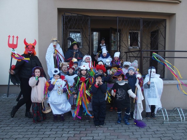 W tłusty czwartek hałaśliwy orszak małych przebierańców wyruszył z biblioteki, by ogłosić koniec karnawału. Kujawska Kózka dotarła także do pobliskiego Aleksandrowa Kujawskiego, gdzie odwiedziła pracowników urzędu gminy. W barwnym pochodzie nie brakowało tradycyjnych dla orszaku postaci, m.in. kozy, bociana, diabła pary młodej, śmierci czy siory. Dzieci wesoło recytowały krótkie wierszyki i piosenki zachęcając do włączenia się do zabawy.Flash Info odcinek 4 - najważniejsze informacje z Kujaw i Pomorza.