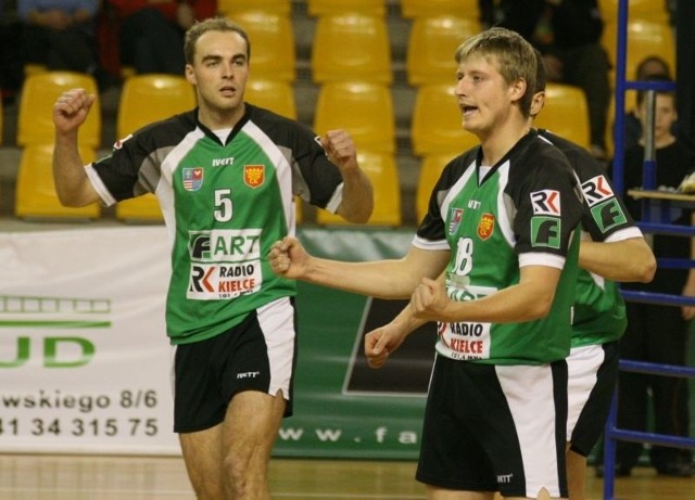 Kapitan Farta Kielce Michał Kozłowski ( z prawej) przechodzi grypę żołądkową, ale do soboty powinien być już zdrowy i pomóc zespołowi w  meczach z Rafako Racibórz. Z lewej Martin Sopko.