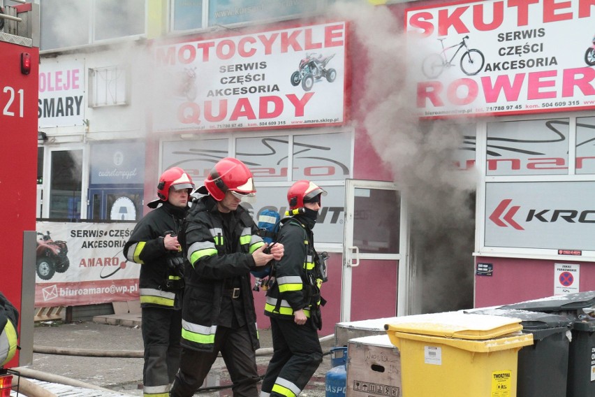 Pożar sklepu z motocyklami i skuterami na Tarnogaju. 20 osób ewakuowanych