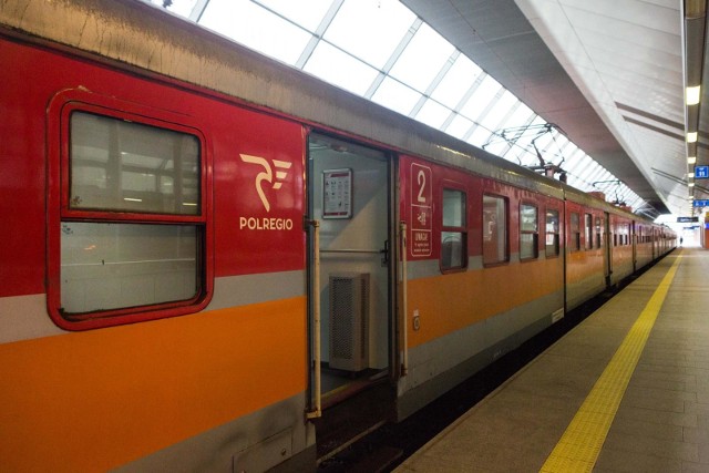 Osoba zakażona jechała pociągiem Polregio relacji Poznań - Toruń.