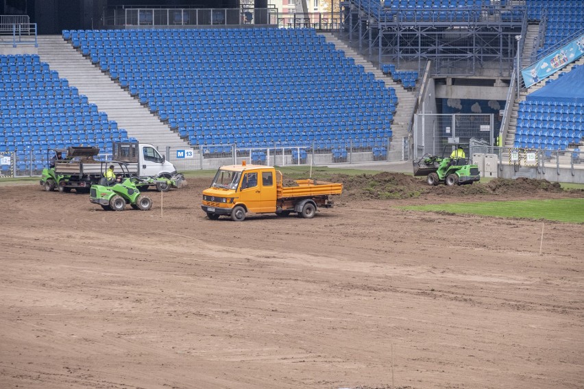 Najpierw rozpoczęto od zrywania starej murawy, a wszystkie...