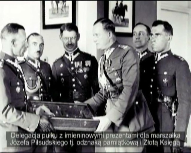 Delegacja 72 Pułku Piechoty z imieninowymi prezentami dla marszałka Józefa Piłsudskiego.Na kolejnych slajdach zobacz zdjęcia z róznych okresów funkcjonowania pułku, a także pamiątki, które zachowały się w domowych archiwach i izbach pamięci.