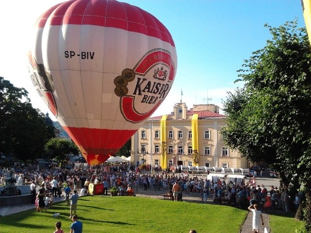Możliwość nadania kartki pocztą balonową  cieszyła się ogromnym zainteresowaniem mieszkańców i turystów.