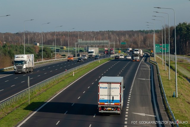 Jak informuje Generalna Dyrekcja Dróg Krajowych i Autostrad (GDDKiA), w ostatnim tygodniu listopada ruch osobowy i ciężarowy w porównaniu do poprzedniego tygodnia nieznacznie wzrósł. Nadal jednak ruch osobowy jest mniejszy niż przed rokiem, natomiast znacząco wzrósł ruch ciężarowy. Fot. GDDKiA