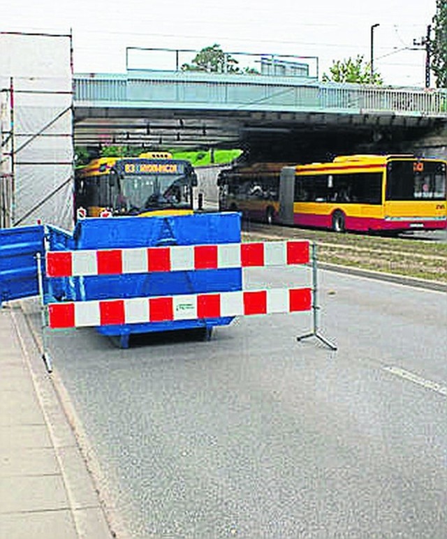 Między al. Unii  i al. Włókniarzy ruch odbywa się po jednym pasie każdej z jezdni.