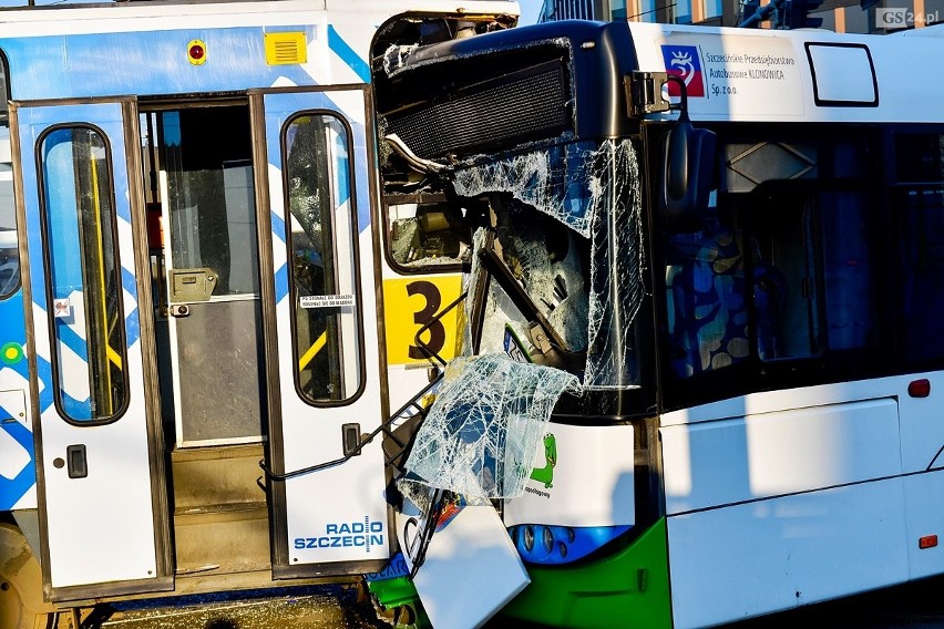 Wypadek na Bramie Portowej w Szczecinie: zderzenie tramwaju...