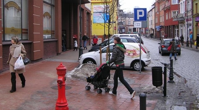 Ulica Wojska Polskiego w Bytowie. Miejsca postojowe są cały czas zajęte.