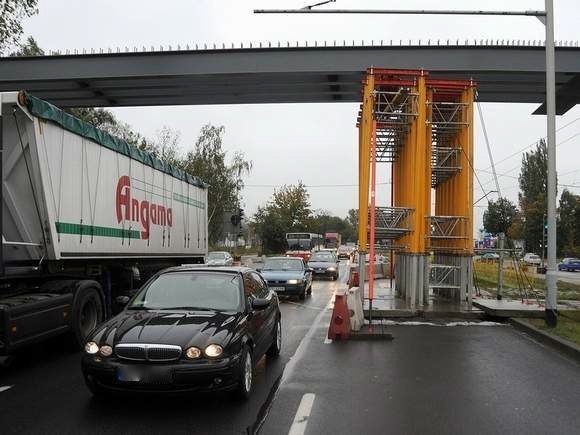 Na ciągnącą się budowę kładek narzekają kierowcy tkwiący godzinamiw korkach.