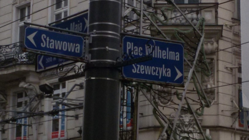 Tabliczki na Placu Szewczyka w Katowicach nie zostały zmienione. Czy wojewoda śląski nakaże je zdjąć?