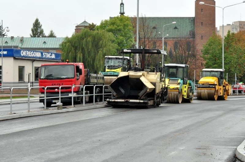 Drogowcy kończą układać asfalt na 1905 Roku od Łukasika do...