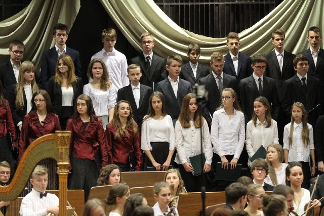 W jubileuszowej gali wystąpił chór uczniów i nauczycieli szkoły oraz Chór Politechniki Świętokrzyskiej.