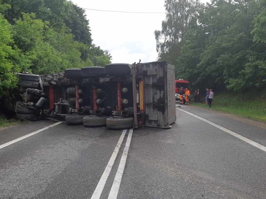 Na krajowej trasie w Opatowie wywróciła ciężarówka z...
