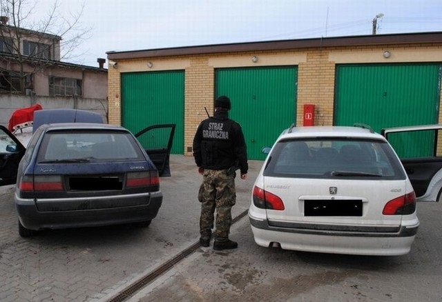 Sześciu Białorusinów zatrzymała Straż Graniczna w akcji przeciwko przemytnikom papierosów przez granicę z Litwą, która jest wewnętrzną granicą UE. W dwóch samochodach mieli ponad 18 tys. paczek papierosów z białoruskimi znakami akcyzy - podała w sobotę SG.