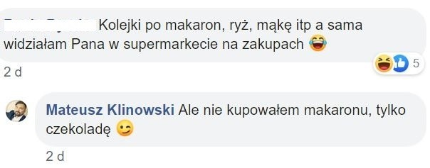 Internautka wypatrzyła byłego burmistrza stojącego w...