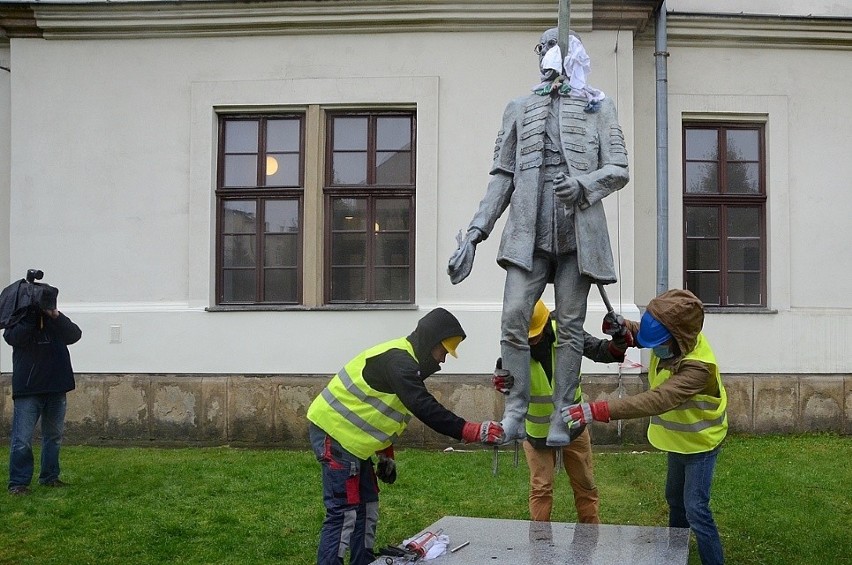 Pomnik Pála Telekiego ustawiono na tyłach Wojewódzkiej...