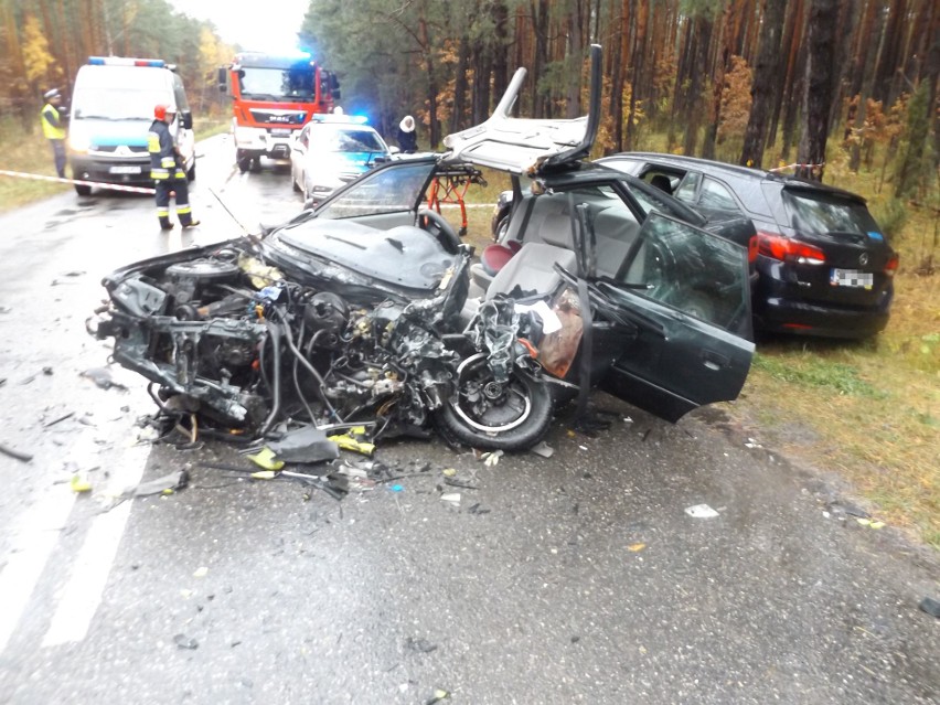 Wypadek w gminie Daleszyce. Zderzenie z jadącą na sygnale karetką pogotowia, cztery osoby zabrane do szpitala