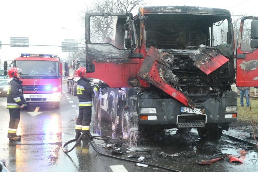 Pożar ciężarówki na skrzyżowaniu Legnickiej i Lotniczej we Wrocławiu