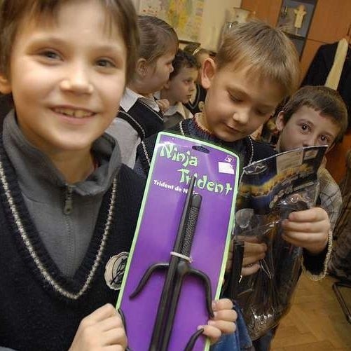 Słupsk > Kibice Gryfa ufundowali paczki dzieciom z "szóstki" (zdjęcia)