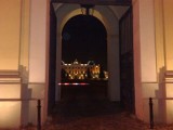 Pałac Branickich: Furtki na dziedziniec zamykane na noc nie chronią zabytku (zdjęcia, wideo)