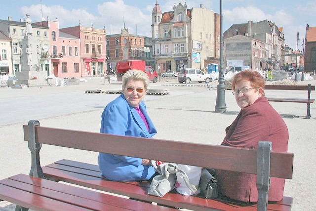 Na ławce usiadły Helojada Świstak (z lewej) i Marta Warakowska