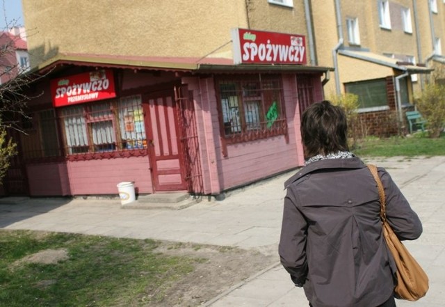 Sprawca upatrzył sobie niewielki osiedlowy sklep przy ulicy 11 Listopada w Tarnobrzegu.