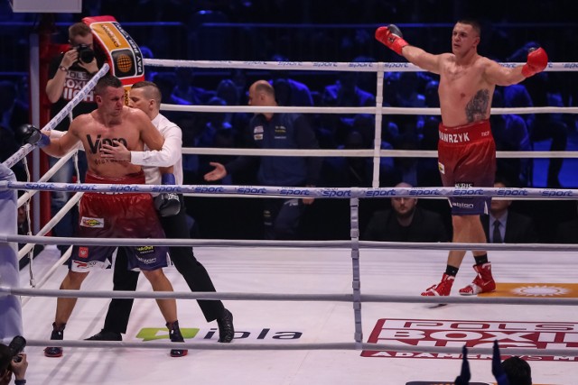 Andrzej Wawrzyk (z prawej) pokonał przez TKO w 7. rundzie Marcina Rekowskiego na gali w Tauron Arenie Kraków