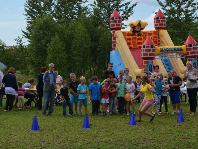 Konkursy sportowe poprowadziła Agnieszka Wawrzkiewicz. Mniejsze dzieciaki mogły dowoli szaleć na dmuchanym zamku